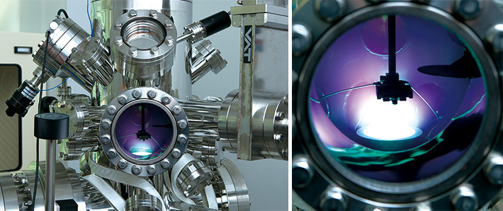 Photo 1 and 2 show the sputtering system to deposit thin films. Sputtering is a type of metal plating in which inactive gases are discharged at high voltage to deposit a film of the target substance onto the substrate. What is seen through the observation window is the discharge of inactive gas (argon gas). 