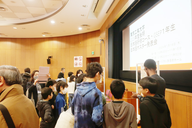 日本語研修生の発表会（ディジタル多目的ホール）
